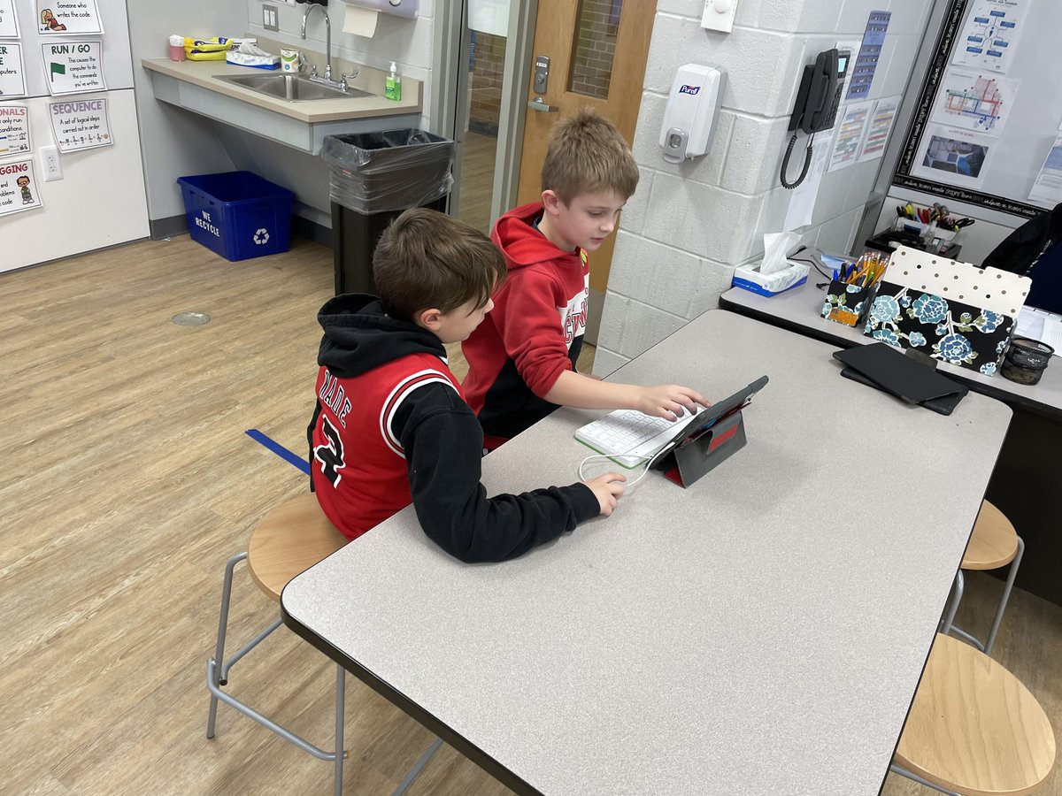 edison_stem's tweet image. New group of pair programmers at work! #pairprogramming #pltw #stemd69