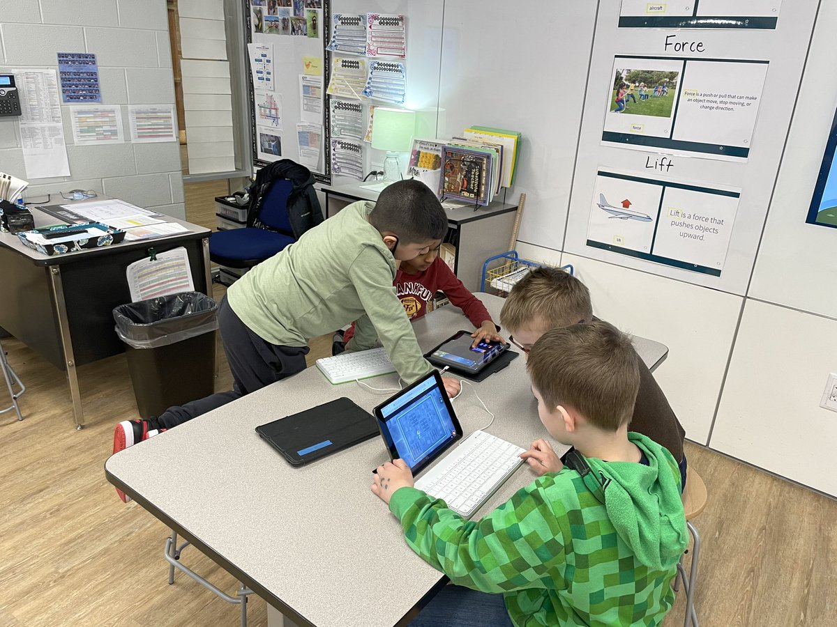 edison_stem's tweet image. New group of pair programmers at work! #pairprogramming #pltw #stemd69