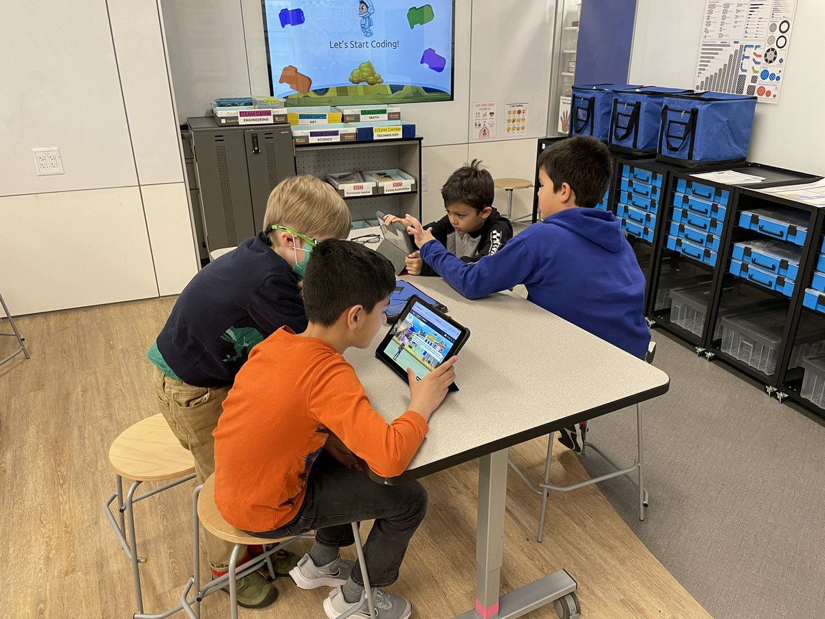 edison_stem's tweet image. New group of pair programmers at work! #pairprogramming #pltw #stemd69