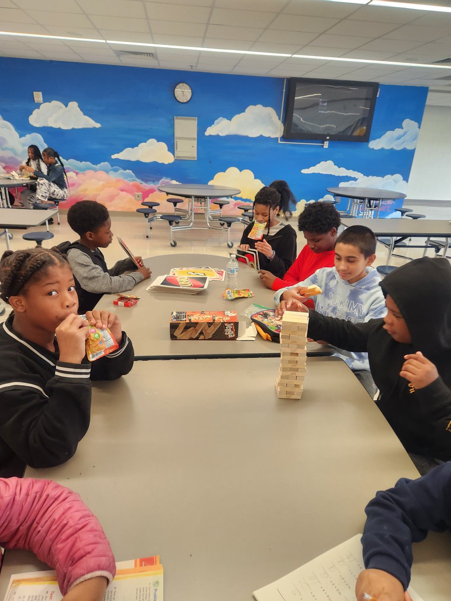 msb_kg's tweet image. #lunchplay #SELday #middleschoolvibes @SEL_APS @ToliverDennis