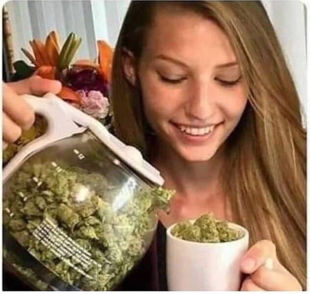 Como vc consegue acordar tão cedo e ainda sorrindo?
Eu: