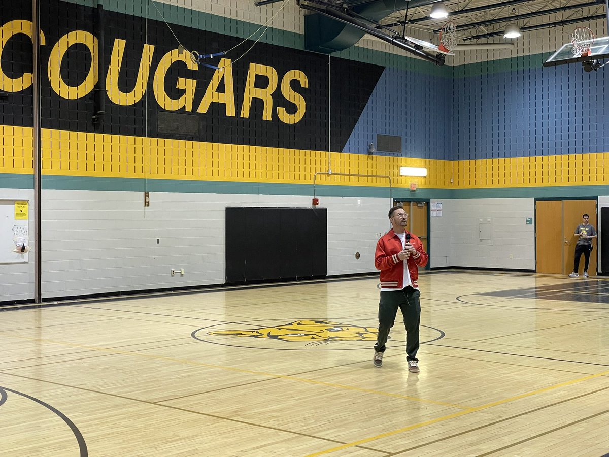 JulieYangMoCo's tweet photo. “You can, you will, and you are able to”.  Powerful message from @TonyMhoffman on tuning in to feelings, giving up substance use &amp; creating positive narrative for growth. Thanks @GburgMD, @MocoGoesPurple &amp; Forest Oak MS for hosting the talk for our students. @MCPS #TeamEffort https://t.co/tpbvoHucwc