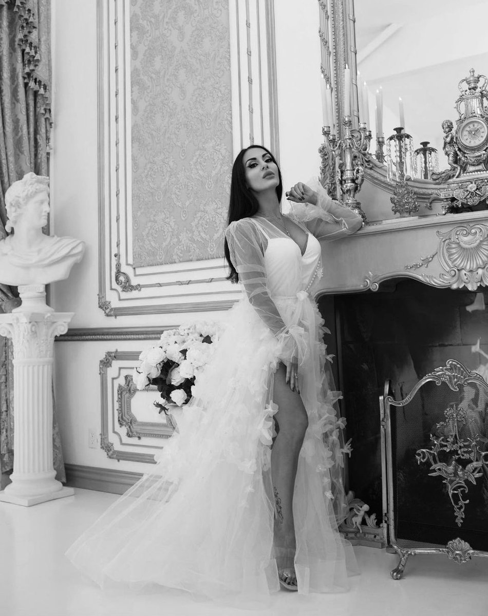 TheGSPalace's tweet photo. Be surrounded by Luxury and do without all the necessities... π€βοΈ
#Luxury #WeddingRobe #Wedding #Queen #TheGlassSlipperPalace https://t.co/JB0V5Eo3iY