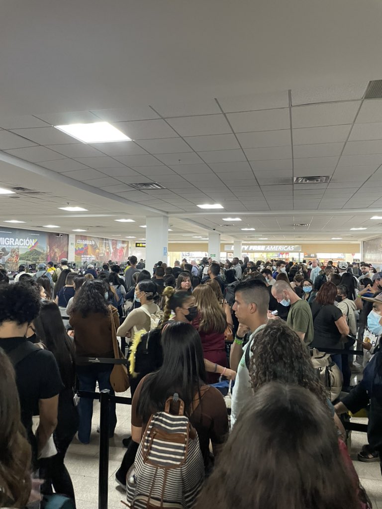 Totalmente inaceptable ser turista en una ciudad tan turística como Cartagena y tener que llevar mas de 2 horas en la fila. Sin agua, sin comida, sin descanso. <a href="/AeroCartagena/">Aeropuerto Cartagena Rafael Núñez</a> <a href="/AlcaldiaCTG/">Alcaldía de Cartagena</a> <a href="/AerocivilCol/">Aeronáutica Civil</a> @AviancaNAM <a href="/MincomercioCo/">MinComercio Colombia</a>
