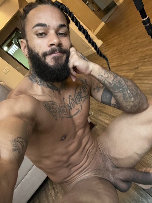 Birthday ?  quero foto do rabo de presente, é pedir muito uma chuvinha de cus? https://t.co/aM14hbQO