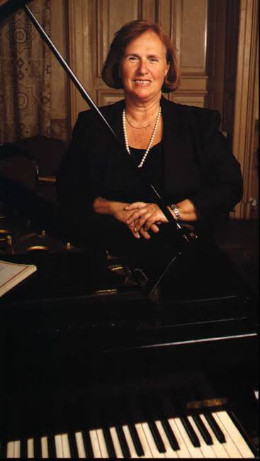 Ayşegül Sarıca’yı kaybetmişiz..
Allah rahmet eylesin..
Mekanı cennet olsun..
Ailesinin ve sevenlerinin, müzik camiamızın başı sağ olsun..
Çok değerli bir piyanistimiz, candan dostumuz ve eşsiz bir müzisyenimizi kaybetmenin üzüntüsü içindeyim..