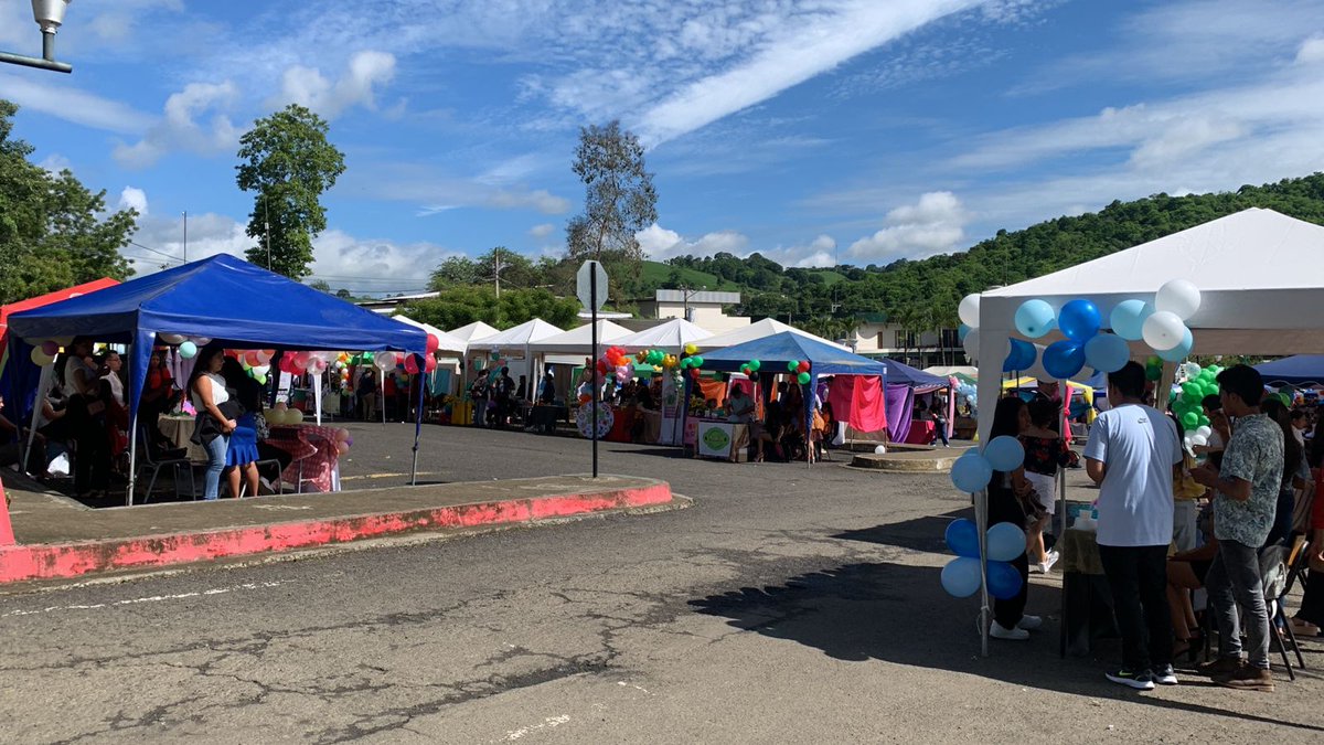 StephyVelS's tweet photo. 📍#Jipijapa | Más de 50 ideas de negocios se dieron espacio en la FERIA DEL EMPRENDIMIENTO organizado por la #UNESUM ✅
Hoy por medio de la DZ4 del #MPCEIP fuimos parte del jurado calificador y además dimos asesoramiento a los nuevos emprendedores!
#EcuadorCompite https://t.co/0YCoMyN3GS