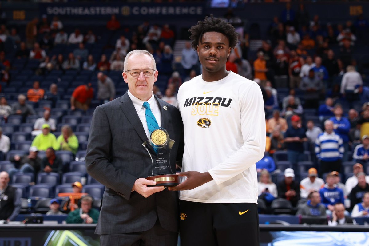 MizzouHoops's tweet photo. Prior to today's game, @TheKobe24Brown was honored as @SEC Scholar-Athlete of the Year!

#MIZ 🐯 https://t.co/SqA6SHkNIf