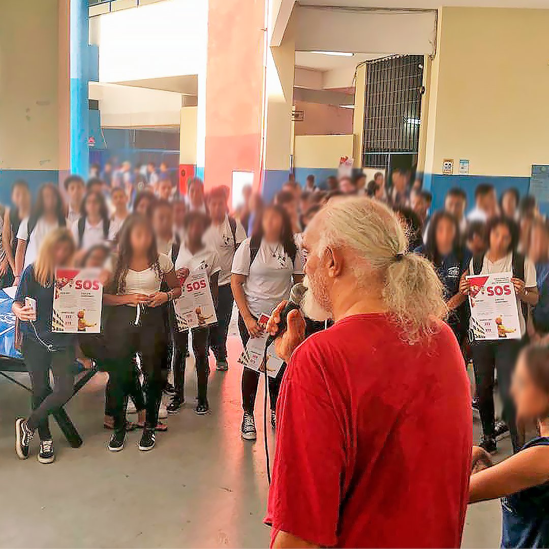 A comunidade escolar do Colégio Estadual Central do Brasil realizou nesta sexta, 10 de março, ato em apoio aos animadores culturais. 🧶

#sosanimaçãocultural