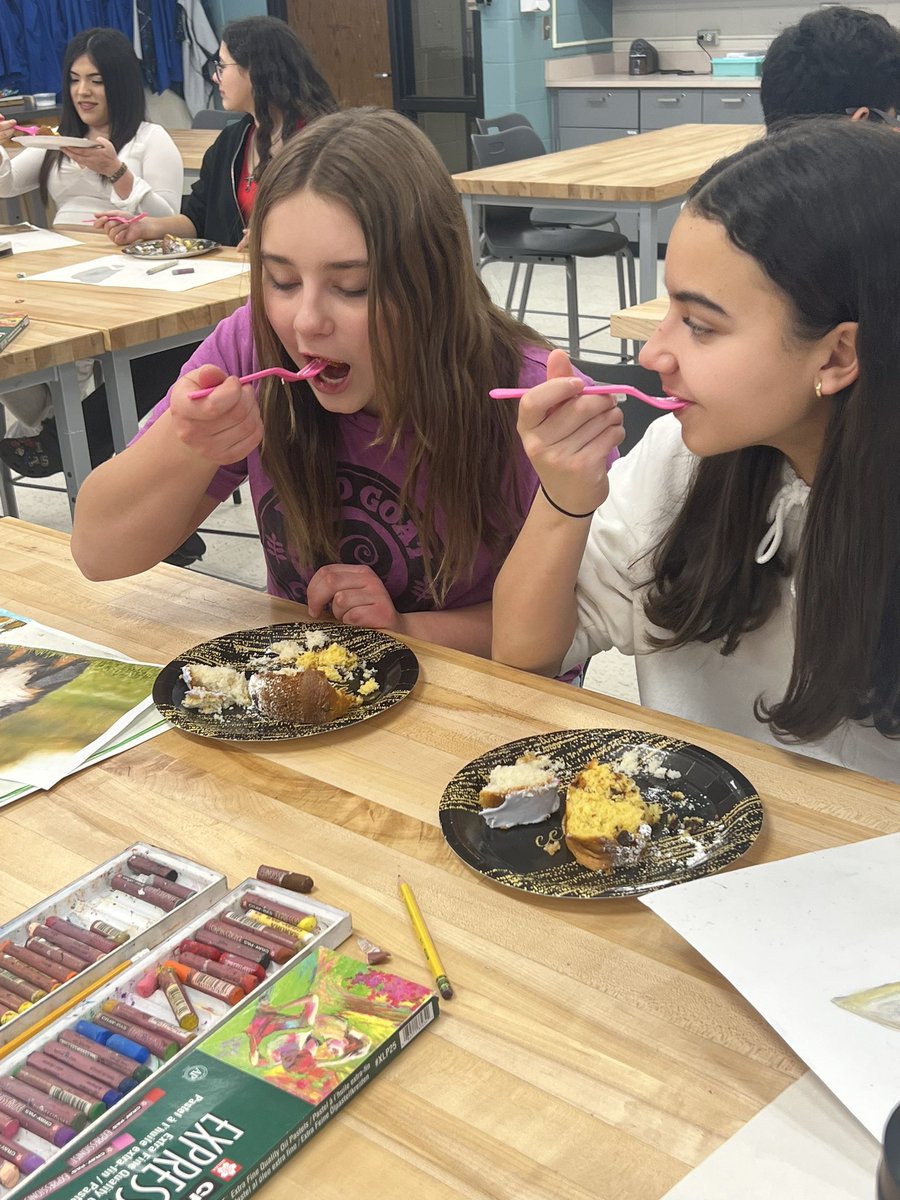 What happens when you find out one of your students loves to bake like you? You have a bake off of course! #momentsthatmatters <a href="/mr_pedersenwoms/">Brandon Pedersen</a> <a href="/DLDistrict76/">Diamond Lake District 76</a> #Sparkleon💎