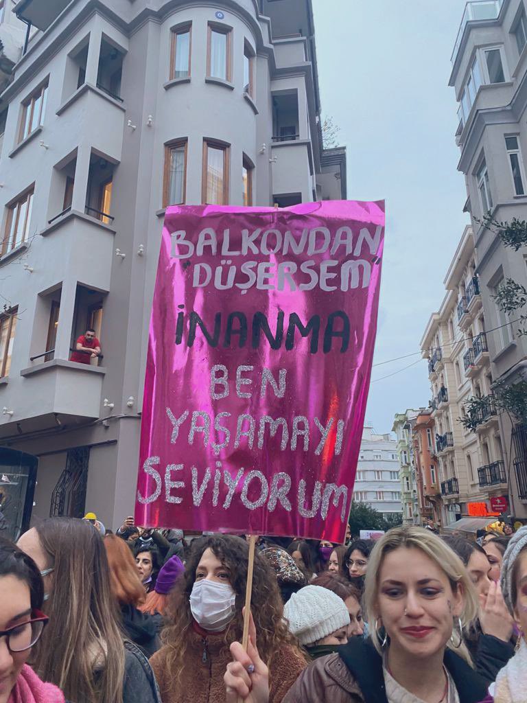 HerTenden's tweet photo. “Balkondan düşersem inanma.Ben yaşamayı seviyorum.” 

#KızılcıkŞerbeti https://t.co/OsEUIpJihq