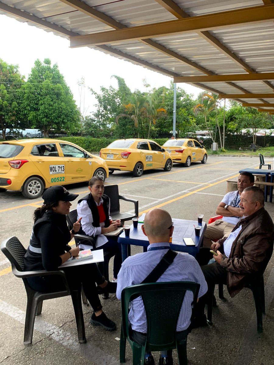 AreaMetroBga's tweet photo. #PoderAmarillo 🟡 | En el Programa de capacitación integral para conductores de taxis del AMB nos reunimos con el gremio para realizar encuestas de caracterización, que buscan lograr la profesionalización de los conductores.🚖🚖 https://t.co/Mh0W7npbFR