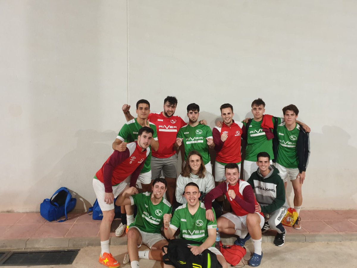 riverfsoficial's tweet photo. Tremebunda victoria por 5-4 frente a un Glass Drive que nos ha puesto las cosas muy difíciles, sobre todo a Ayoub cuando se ha puesto a hacer ruletas en el medio campo. No me acuerdo de los goles, pero por supuesto, Xiscus no ha marcado. Cada vez más cerca del play-off.#daleriver https://t.co/ILPf4sNLtu