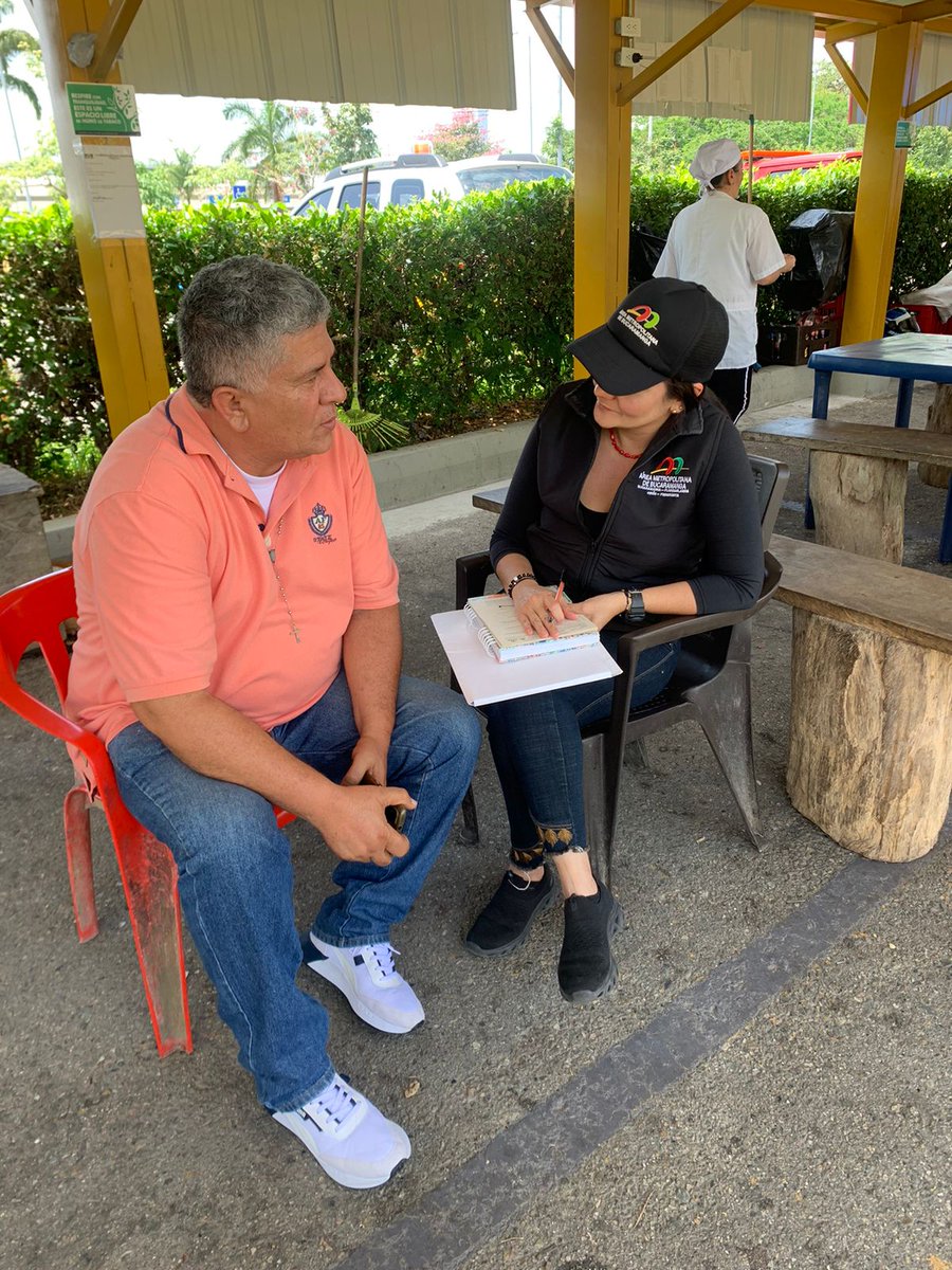 AreaMetroBga's tweet photo. #PoderAmarillo 🟡 | En el Programa de capacitación integral para conductores de taxis del AMB nos reunimos con el gremio para realizar encuestas de caracterización, que buscan lograr la profesionalización de los conductores.🚖🚖 https://t.co/Mh0W7npbFR