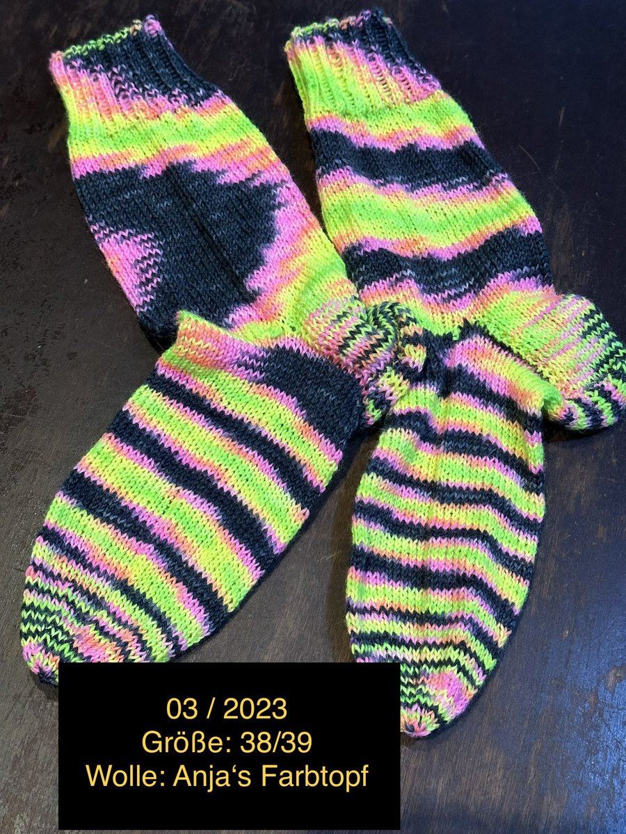 ManuT1983's tweet image. Endlich wieder was fertig! Paar 03 / 2023 Größe: 38/39, Muster: Stinos, Wolle: Anja‘s Farbtopf #sockenstricken #stricksocken #handmade #selbstgestrickt #handgestrickt #anjasfarbtopf #strickenmachtglücklich #strickenisttoll #handarbeitsclub