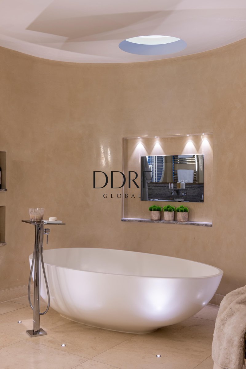 Opulent bathrooms are the epitome of luxury and indulgence! From dazzling chandeliers to extravagant marble finishes, there's no better place to relax and unwind. 

Check out tis one ddre.global/listing/north-…

#luxurybathrooms #opulence #relaxation #ddreglobal #teamddre #primelo...