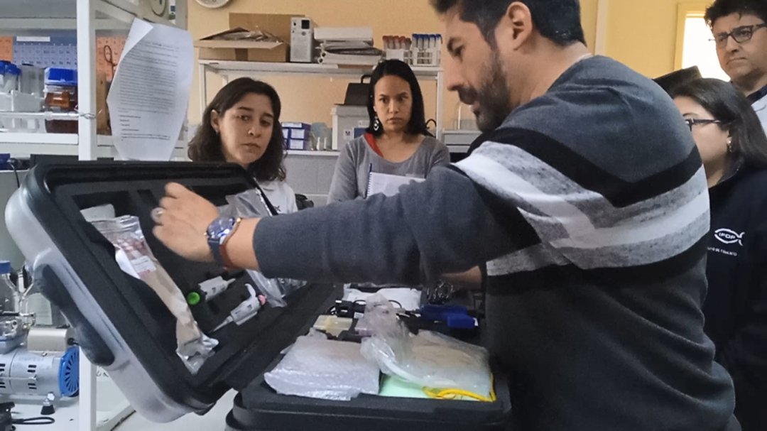 MACH_Noticias's tweet photo. El lunes 6 de marzo realizamos un tutorial del uso de la Maleta-Laboratorio a investigadores y profesionales de IFOP sede Pta. Arenas. Por la tarde el tutorial fue impartido a profesionales de @SubpescaCL y @ministeriosalud de Magallanes. @ifop_periodista @crean_ifop @Ufromedios https://t.co/J7W4csaSLO