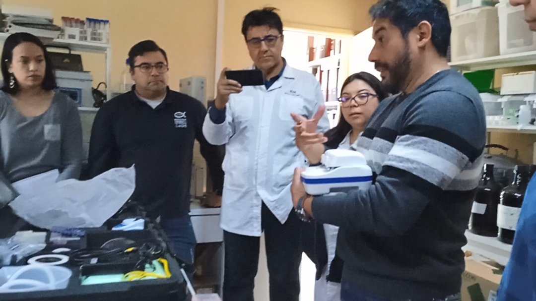 MACH_Noticias's tweet photo. El lunes 6 de marzo realizamos un tutorial del uso de la Maleta-Laboratorio a investigadores y profesionales de IFOP sede Pta. Arenas. Por la tarde el tutorial fue impartido a profesionales de @SubpescaCL y @ministeriosalud de Magallanes. @ifop_periodista @crean_ifop @Ufromedios https://t.co/J7W4csaSLO