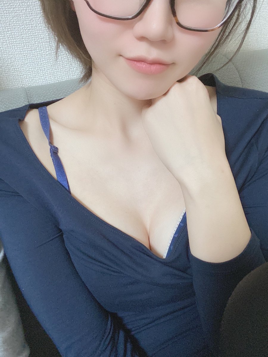 プロフィール画像
谷間とはみ出してるブラがエロい
#嫁晒し
