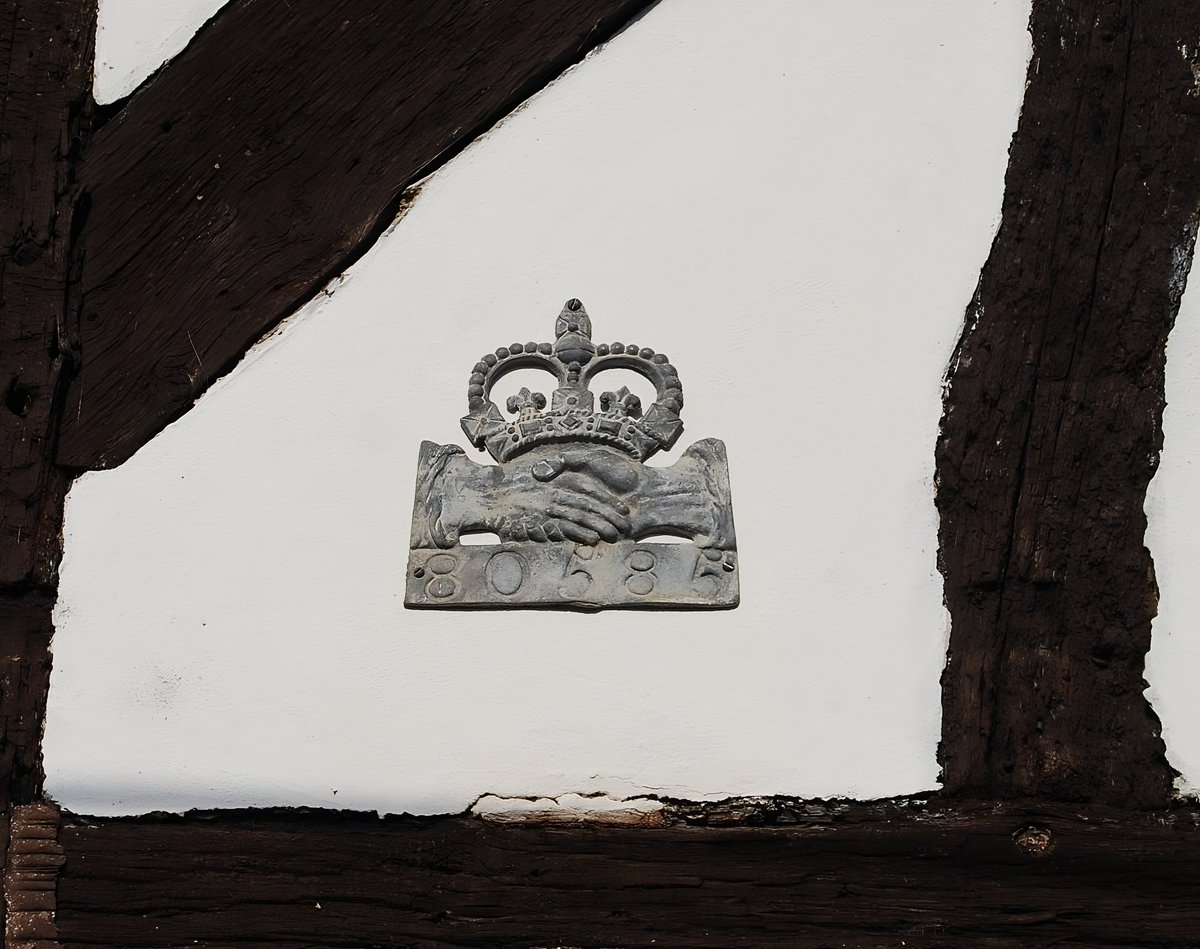 TheSuffolkMan's tweet photo. Anyone know what this #monogram means, is it a #MasonMark?... found on a #medieval building in #Bildeston #Suffolk https://t.co/ofYTvDjONm