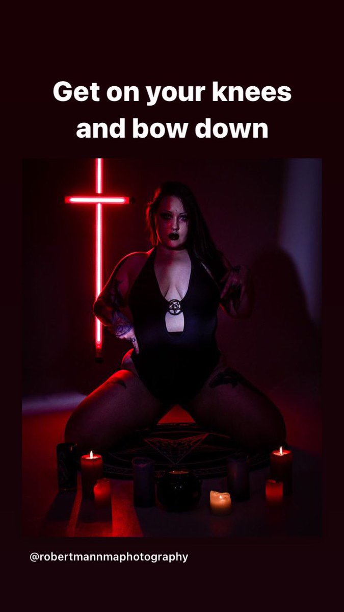 MoonChi37582512's tweet photo. Get on your knees and bow down 😈 https://t.co/OavbdgygQf