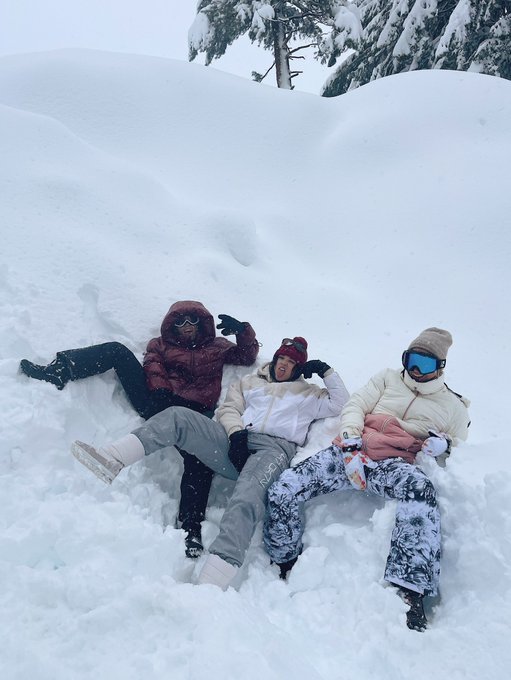 Snow bunnies 🤍 https://t.co/465mVpzyVg<a href="/tag/tbt"class="tags"><span>#tbt</span></a>