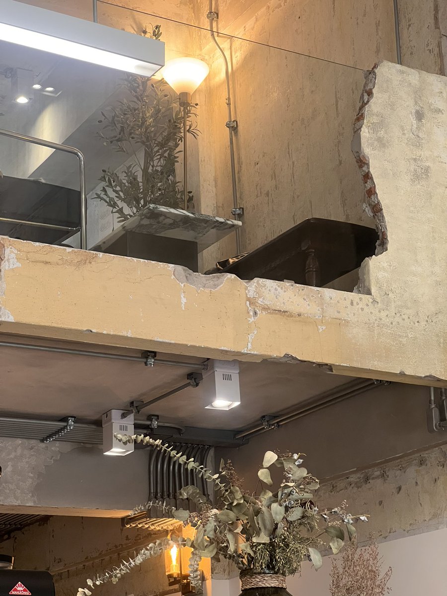 afewifound's tweet photo. ภายในร้านคือแต่งออกแนว loft-industrial ถูกมั้ยไม่รู้แต่ว่ามันจะโชว์สายไฟ ร่องปูนที่ถูกสกัดแต่ก็ไม่ได้ดิบจ๋า 100% เบรคด้วยต้นไม้ สีและเฟอร์นิเจอร์ต่างๆ คือชิวเลย แต่แอบทำเมนูแต่ละแก้วนานพอควร ใครจะมาเขามีที่จอดรถก่อนถึงร้านเป็นลานกว้างๆเลย แต่ข้างบนเขามีสตูให้เช่าด้วย https://t.co/bchW6At8rT
