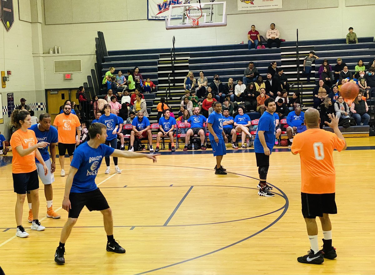 sldews's tweet photo. Watching the Bailey’s ES staff and parents play basketball at Justice HS! What an exciting game! #WeAreBaileys @BaileysES_FCPS @Baileys_PTA @FCPSR2 https://t.co/JtQwQaevXy