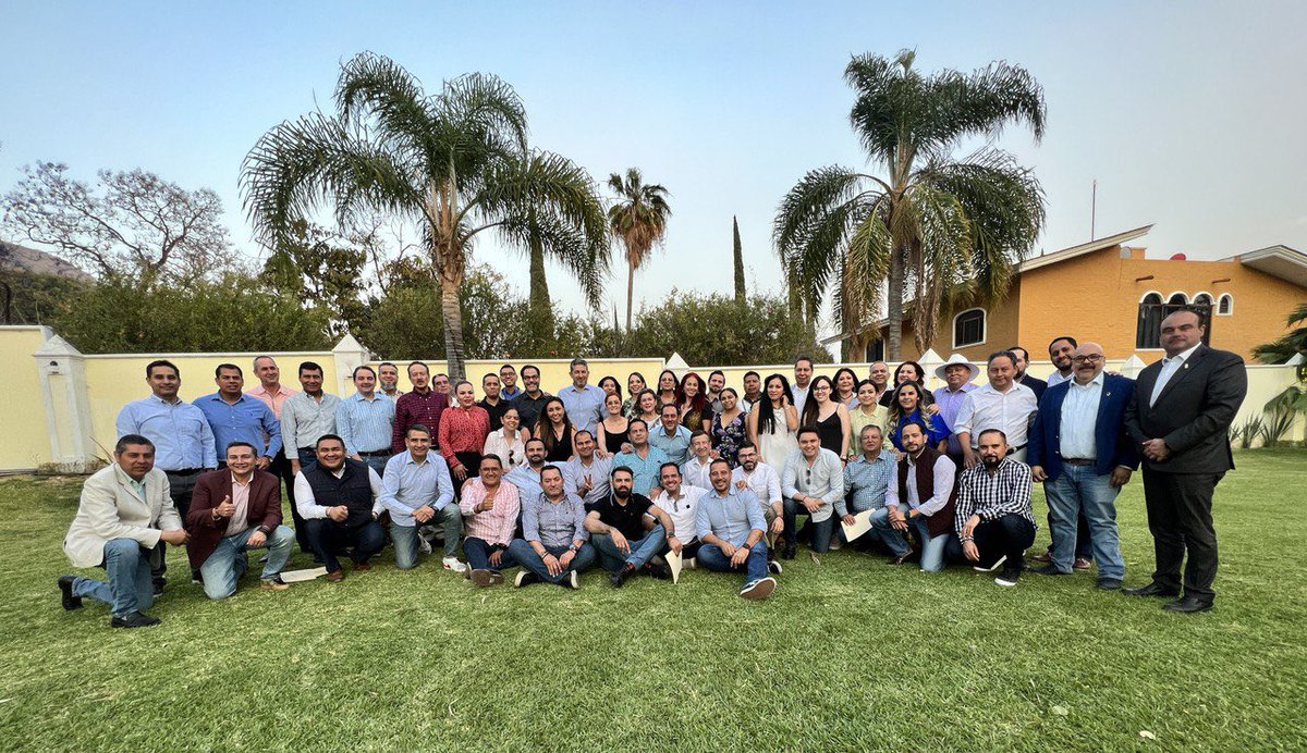 JCFloresMiramon's tweet photo. Cerramos la semana trabajando en equipo en la definición de acciones que emprenderemos próximamente para seguir mejorando la educación en cada una de las Regiones de #Jalisco.
#EquipoRecrea. https://t.co/dUzqlzQWXG
