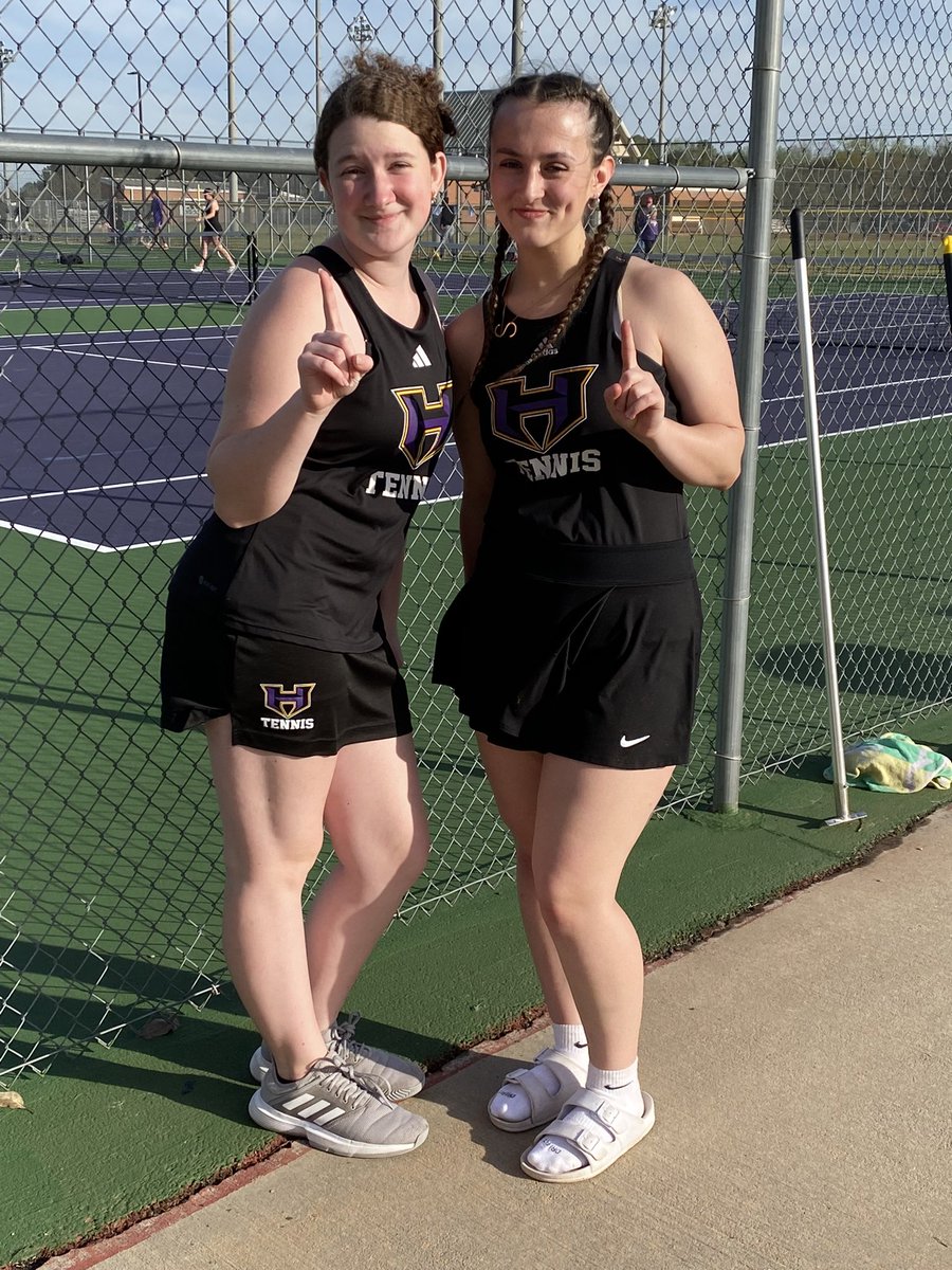 tennisbuzzhhs's tweet photo. Wow! HHS &amp; MHS pulled it off with hard work &amp; dedication. We finally got a region match in. Congrats to the girls on their 5-0 victory and boys on their 4-1 victory vs McDonough. The players did great at media day too #Proud #Blessed #GoHornets #Sting #FamilyEnvironment #Teamwork https://t.co/du9dTwY9Oi