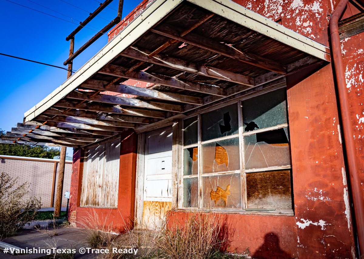 TraceTV's tweet photo. Up through the roof you can glimpse the sky,
Imagine the memories of days gone by.
Shadow selfie of me, bottom right - Colorado City, 2018
#vanishingtexas #photosbytrace #photoseries #abandonedamerica #lostintexas https://t.co/6fsLk2S5mp