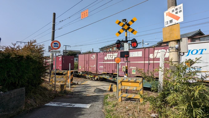 カッケー貨物車がカッケーふみきりにきた!鉄になっちゃいそう! 