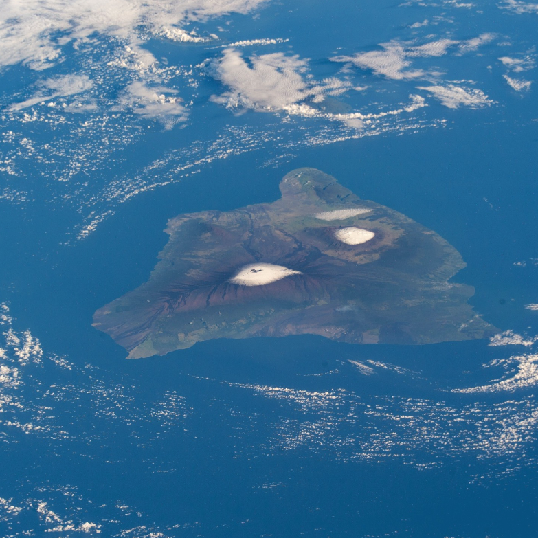 HIPacParks's tweet photo. Did ya catch this image of snow on Hawaiian volcanic peaks peaks posted by @hawaiinewsnow?
#MaunaLoa & #MaunaKea shining bright on #HawaiiIsland, home to 4 of our 6 national park partners & our own HQ!
The #ISS orbits 260 miles above the Pacific.
Image: #NASA
#snowinhawaii https://t.co/kq3VWMaBva