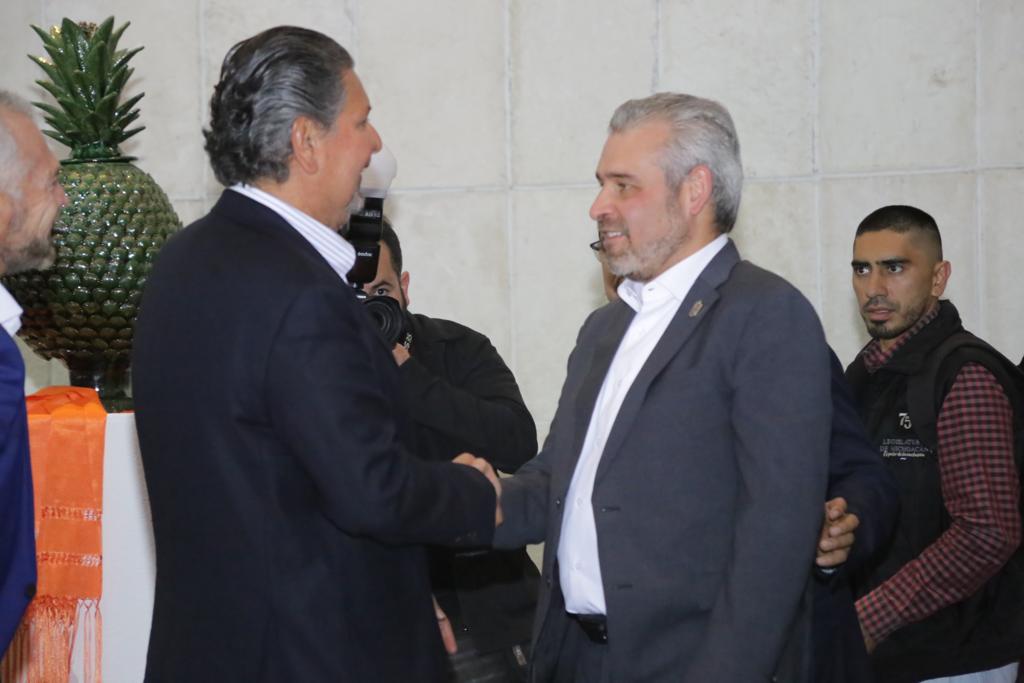 JavierCedenoS's tweet photo. Gracias amigo @RaymundoLopezO, por invitarme a presenciar tu informe de cierre de gestión como Pdte. del @cceemich. 
Un verdadero honor acompañarte en este tiempo y caminar desde CANACO SERVYTUR Morelia, por el fortalecimiento del sector empresarial michoacano. 
¡Enhorabuena! https://t.co/SZySEle3Uy