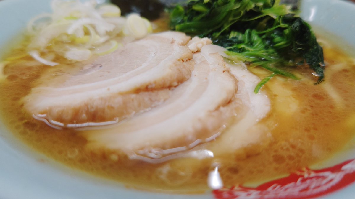 beerzcute's tweet photo. 3月11日！本日の仕事は、新宿南口！
麺は『横浜ラーメン町田家』初上陸！
豚骨と鶏ガラの旨味詰まった！
スッキリ飲みやすい醤油スープに！
特製タレが染込むチャーシュー！
卓上生姜や豆板醤で味変しながらの麺！
締めはスープに浸した海苔とライス！
チャーシュー麺初食でした！
#ラーメン #イマソラ https://t.co/Q2JLiLxrOn
