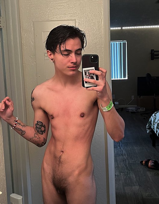 Watch Joey Michaels's leaked NSFW photo on TwXstars