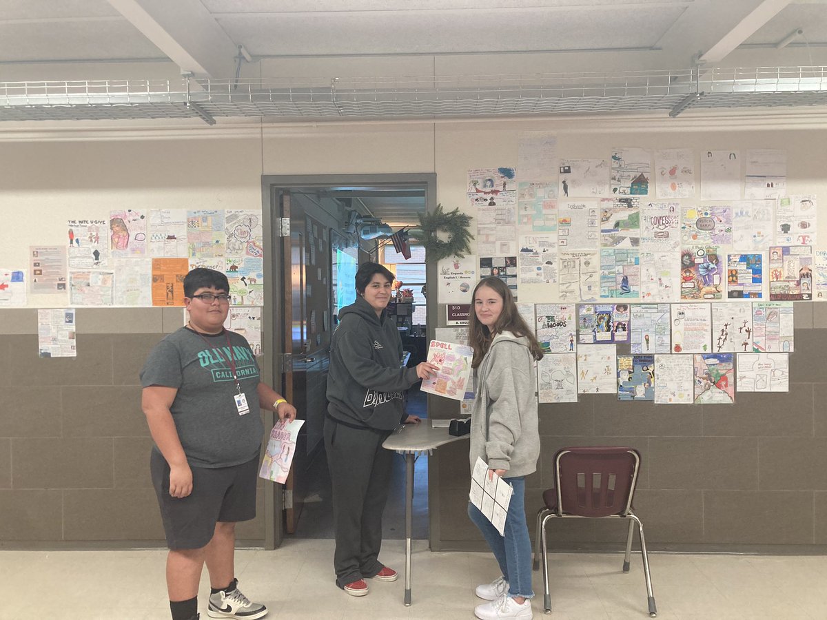 BrittneyEsqueda's tweet photo. 8th period kiddos helping post all of our one-pager projects that we’ve been working on since January! can you tell that they’re #LockedOnExcellence ?? #LockhartLions https://t.co/avqPJR84Sz