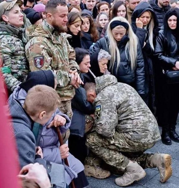 grntmedia's tweet photo. Головнокомандувач ЗСУ встав на коліна перед коханою дівчиною та матір’ю полеглого Героя України Дмитра Коцюбайла 💔 https://t.co/TxItkp2UmQ