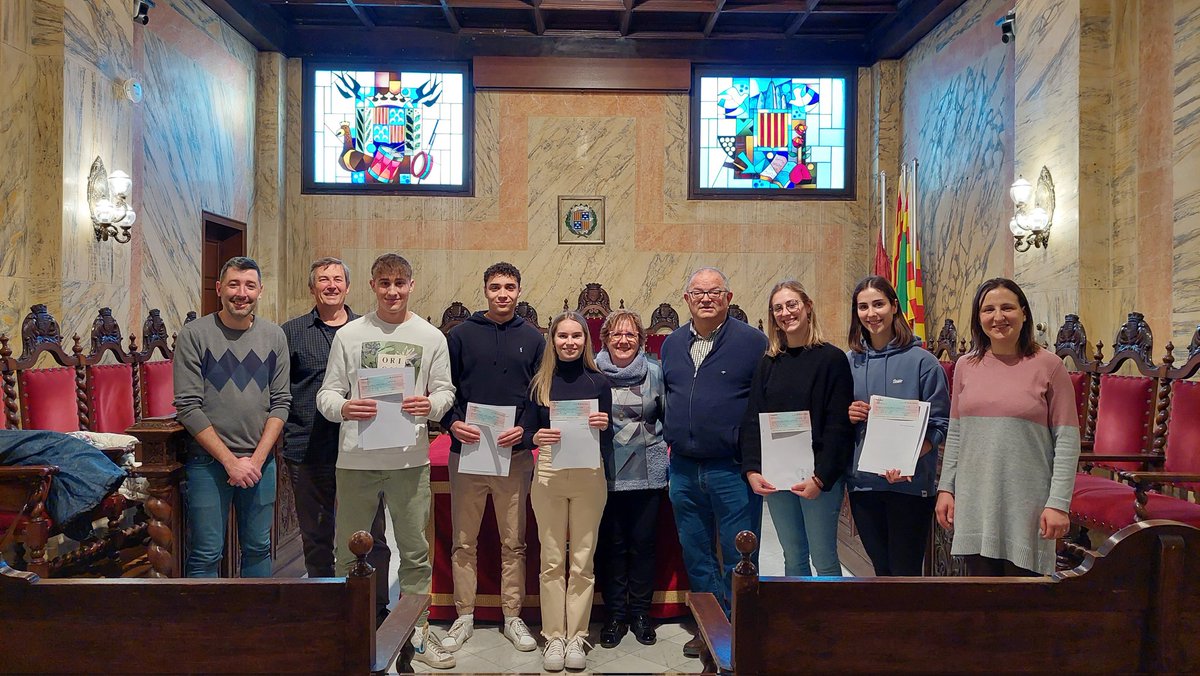 AjuntamentBerga's tweet photo. 📢 L’Ajuntament de Berga ha acollit el lliurament de les beques de la Fundació Privada Serra. Unes beques creades per Joaquim Serra Huch, l’any 1935, amb l’objectiu de facilitar l’accés a estudis universitaris de joves berguedans que cursen carreres d’Educació i Ciències. https://t.co/glCQLkngPs