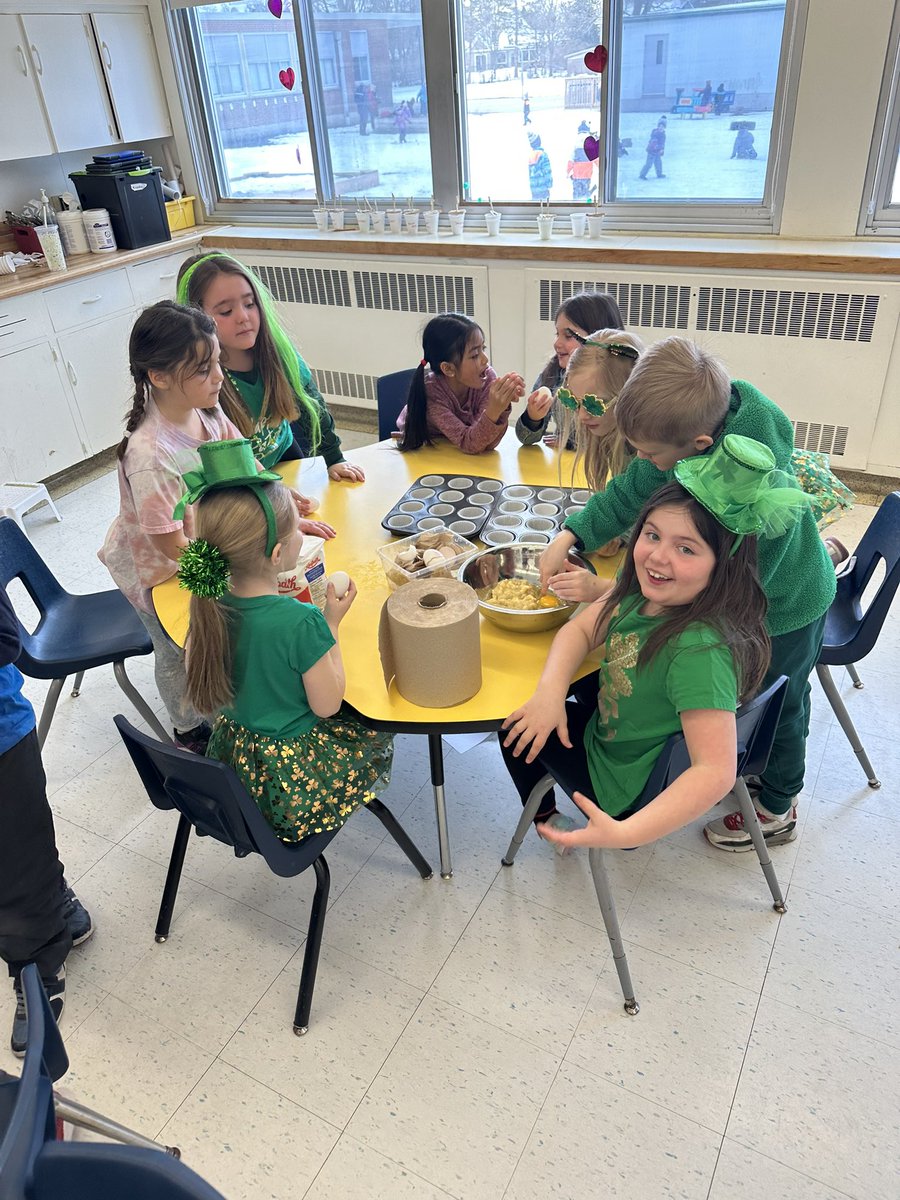 laurakatemei's tweet photo. So proud of these thoughtful Grade 2’s for choosing to spread joy to those members of our community who are currently without a place to live ❤️ @alcdsb_jose @alcdsb https://t.co/htWvGkkRfU