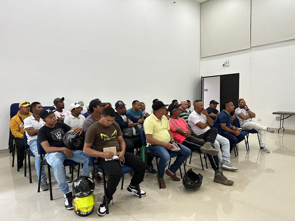 Nuestra gerente Angelly Criales y el Secretario de Espacio Público y Control Urbano <a href="/angelocianci/">Angelo Cianci</a>, compartieron en la mesa de trabajo con el gremio de mototaxistas de Puerto Mocho, sobre los impactos que traerá el proyecto para su actividad y participación en el mismo.