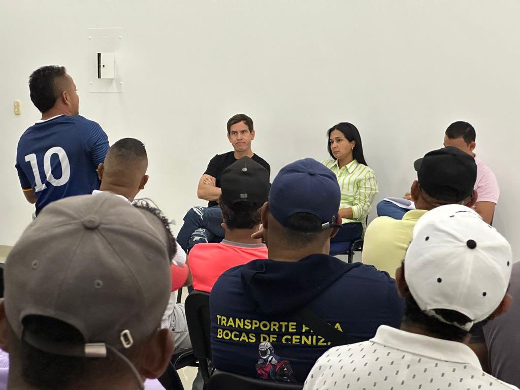 Edubar_baq's tweet photo. Nuestra gerente Angelly Criales y el Secretario de Espacio Público y Control Urbano @angelocianci, compartieron en la mesa de trabajo con el gremio de mototaxistas de Puerto Mocho, sobre los impactos que traerá el proyecto para su actividad y participación en el mismo. https://t.co/SGmuvbiEo9
