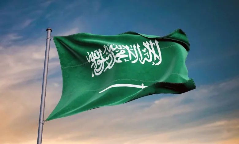 asdf660560's tweet photo. يعتبر العلم السعودي هو العلم الوحيد الذي لا يتم تنكيسه أو إنزاله إلى نصف السارية في حالات الحداد أو الكوارث والأحداث الكبيرة التي تعبر عن موقف الدولة والمراسم الدولية. كما أنه يحظر ملامسته للأرض والماء النجس والدخول به لأماكن غير طاهرة أو الجلوس عليه، https://t.co/lKk3T2gYJ1
