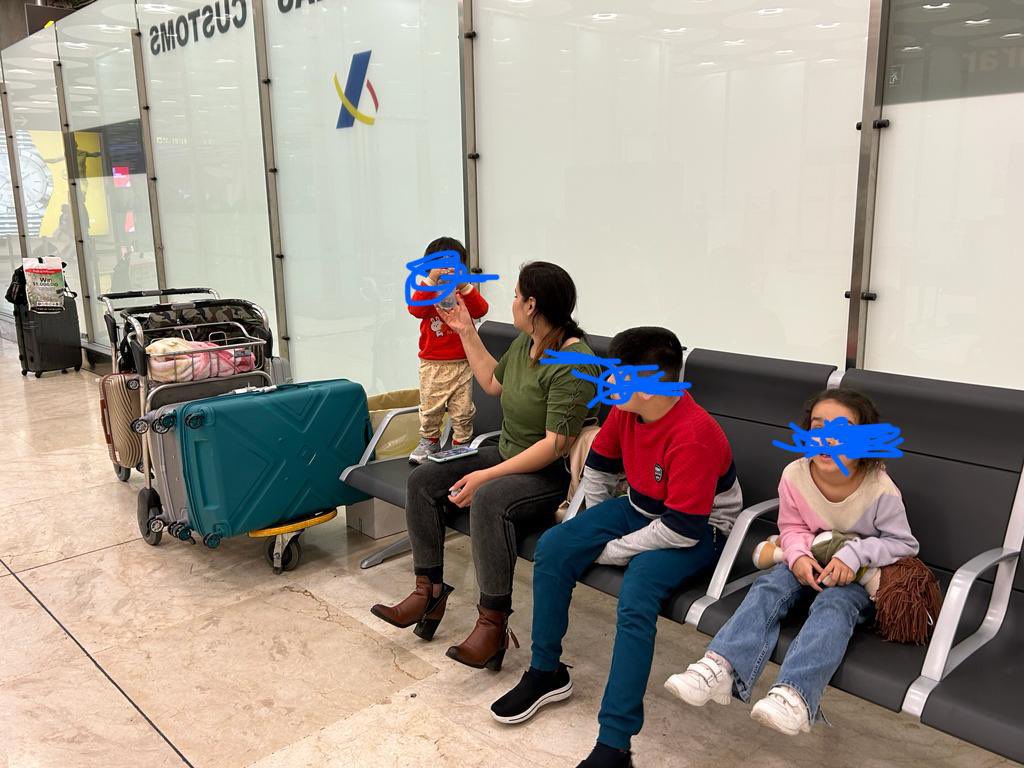 CAALRU's tweet photo. @policia esta familia afgana no ha sido asistido a su llegada desde Dubai en Madrid Barajas. Han pedido asilo y les han dejado pasar la aduana sin apoyo. @CruzRojaEsp dice que es @SamurSocialMAD  quien se hace cargo y viceversa.. @guardiacivil intentando ayudar sin suerte! Incre https://t.co/i6KlKyqiVf