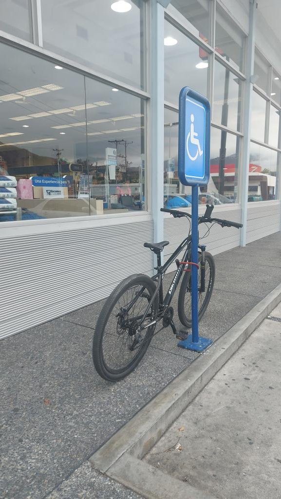 russeljerline's tweet photo. Sres @Farmatodo le hacemos un llamado a colaborar con la comunidad ciclista para instalar Bici estacionamientos y así visitar sus establecimientos con mayor confianza y seguridad para hacer nuestras compras https://t.co/Olt5j0Qjc6