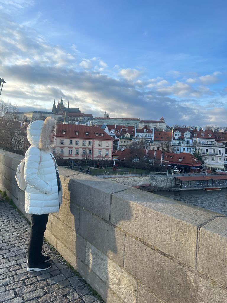 Tüm servisi birbirine kattıktan sonra olanları izlemek için köşeye çekilen <a href="/lacasadebahar2/">Lacasadebahar2</a>