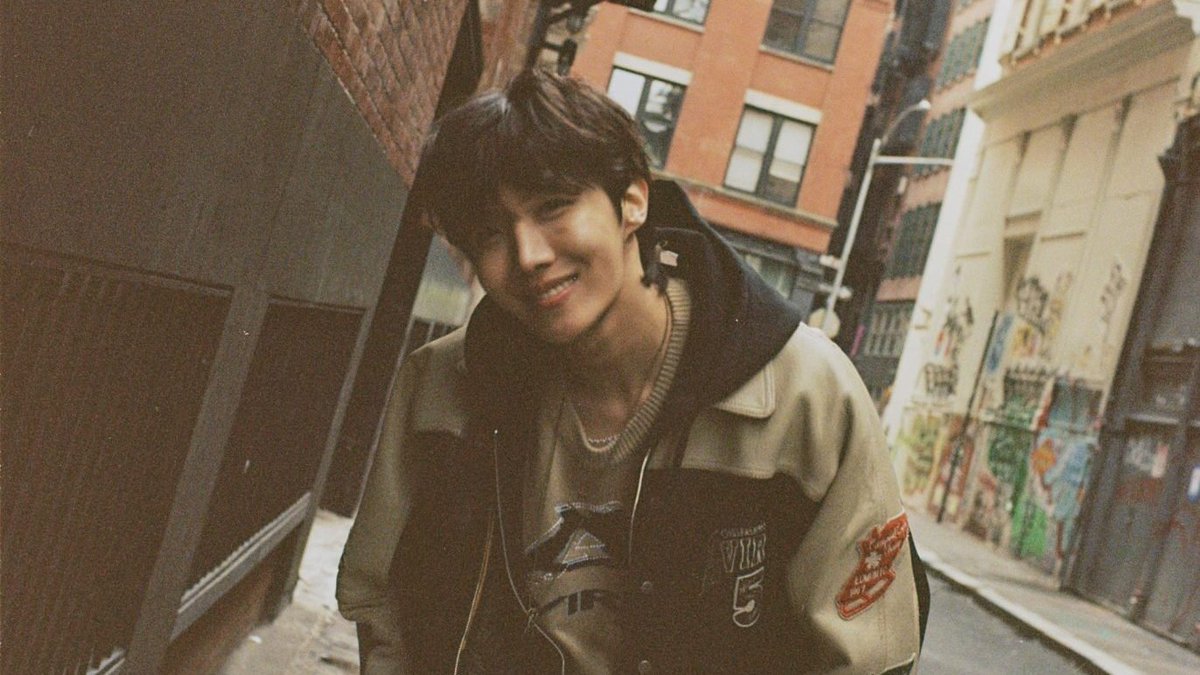 btschartsxdaily's tweet photo. 📊| #Jhope "On The Street" is now the Biggest 2023 Song Debut by K-Pop Artist in the 1st Week on Spotify, with +22.94M unfiltered streams! https://t.co/9vO5yUTffJ