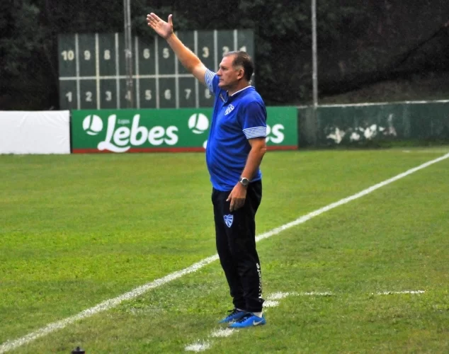 Informação: o Vitória teve 280 mil reais da cota referente a Copa do Brasil bloqueados. O valor foi abatido direto no montante que a CBF mandou para o clube, devido a uma ação que envolve Ben Hur, que jogou no clube em 1988, a editora Abril e o Leão, por uso indevido de imagem.