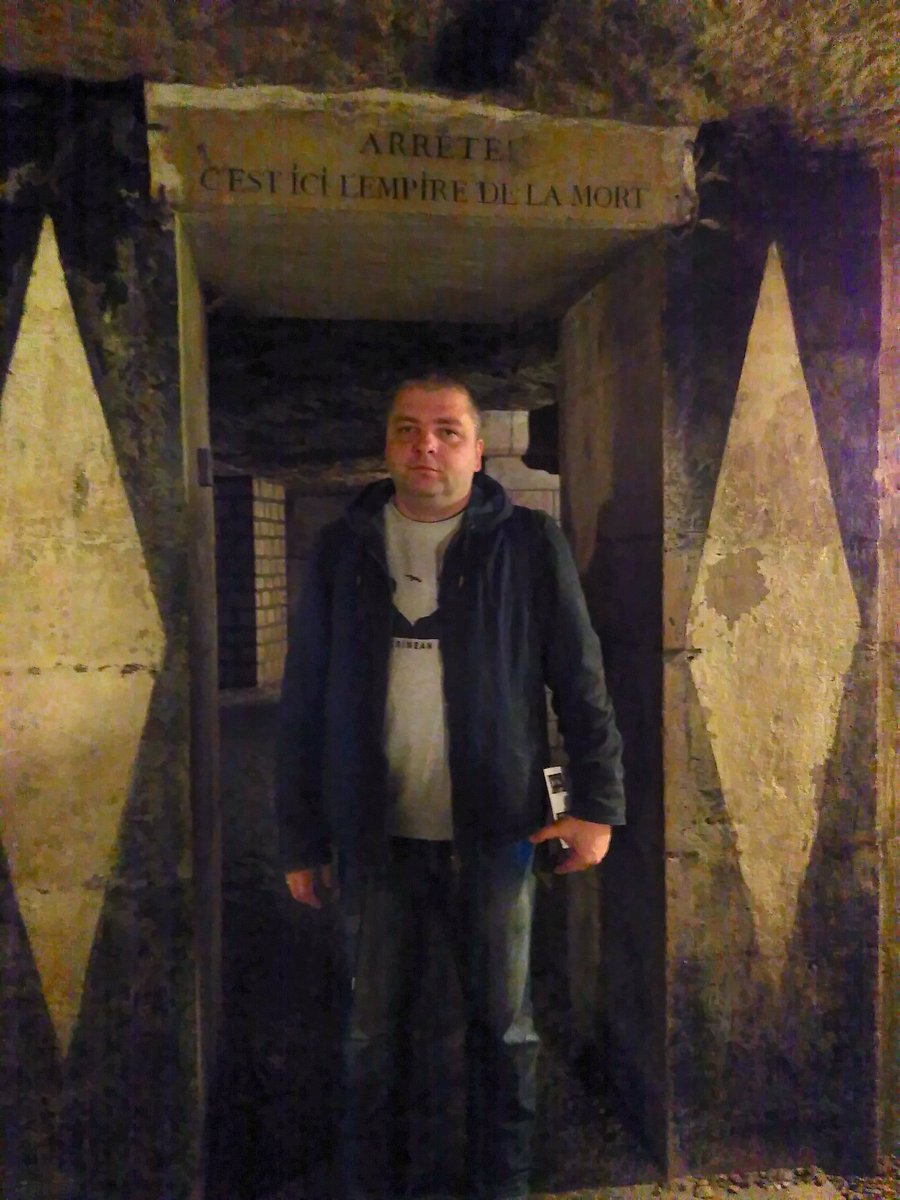 Max Butkevych, journaliste, défenseur des droits  humains... a été mobilisé et a été fait prisonnier; on vient de le "condamner" à 13 ans de prison par un "tribunal" de Louhansk, sous occupation russe.
Cette photo, de son dernier passage à Paris, me hante. #FreeMaksymButkevych