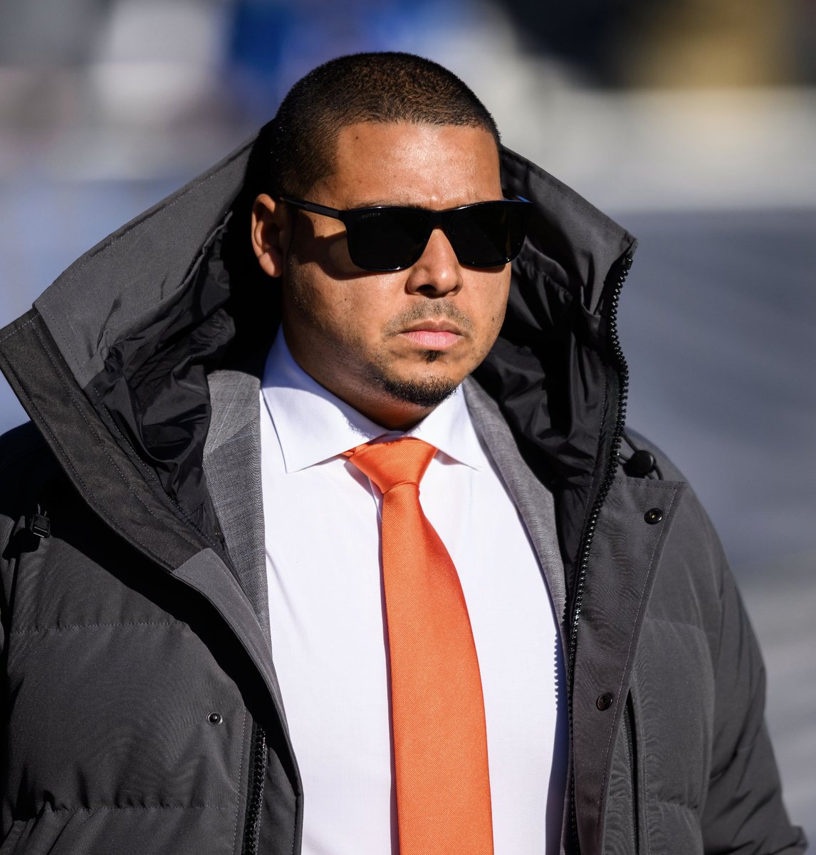 Pickswise's tweet image. The Bears are trading the No. 1 pick to the Panthers, per @RapSheet 

Chicago will receive this year's 9th and 61st picks as well as a first in 2024, a second in 2025 and WR DJ Moore 🤯